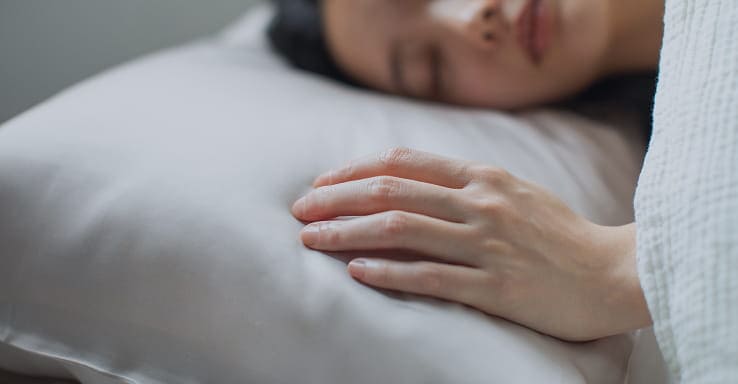 眠っている女性